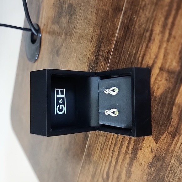 Infinity Peridot BirthStone Earrings - Picture 1 of 4